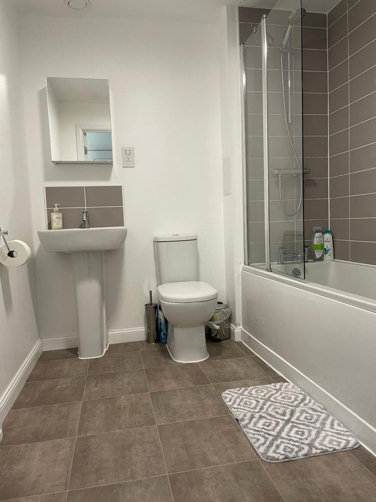 Newly Refurbished Large With Huge Garden *